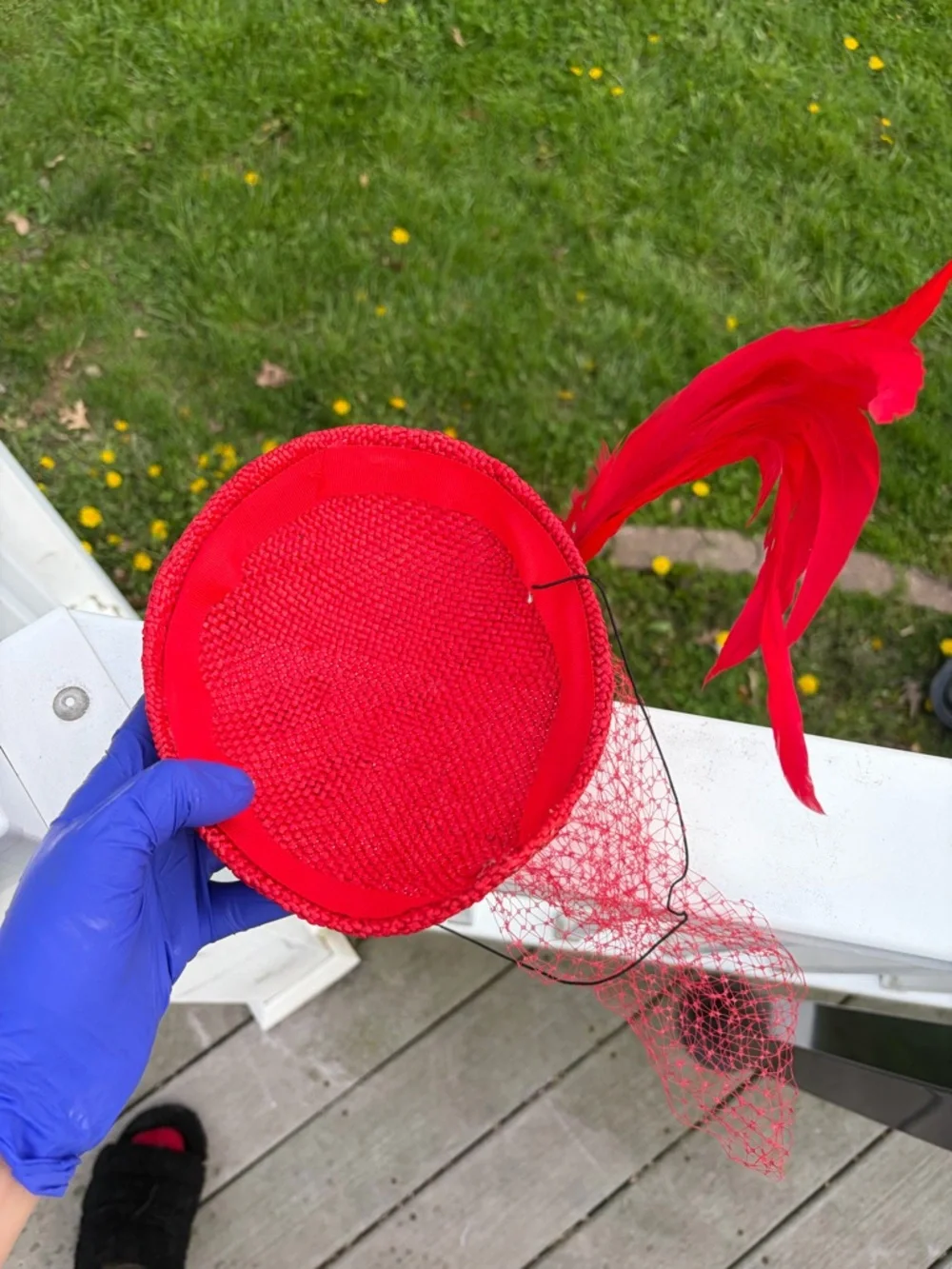 Vintage red veil woven straw jute fascinator hat with feathers & chin strap - Picture 7 of 10